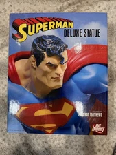 Superman Deluxe Statue with Rotating Daily Planet Base DC Direct (1098 / 1500)