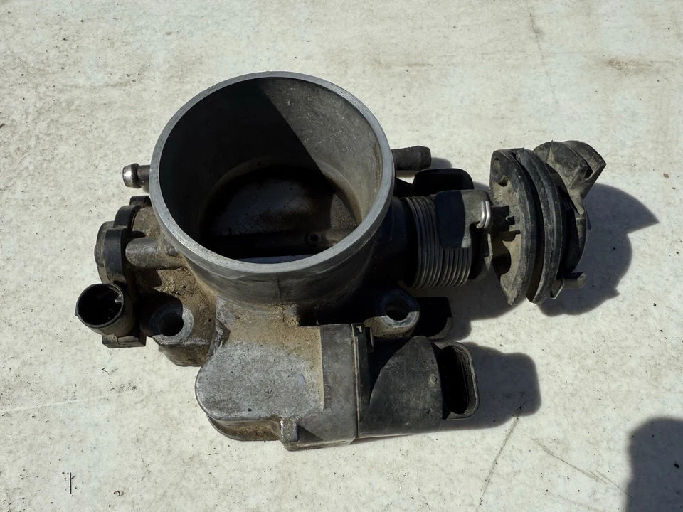 Conjunto de carrocería del acelerador Isuzu Trooper 3,5 L 4X4 1999 OEM Foto 3 de 4