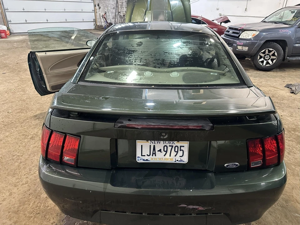 Used Deck Lid fits: 2001 Ford Mustang w/spoiler Base V6 Grade A Foto 2 de 4
