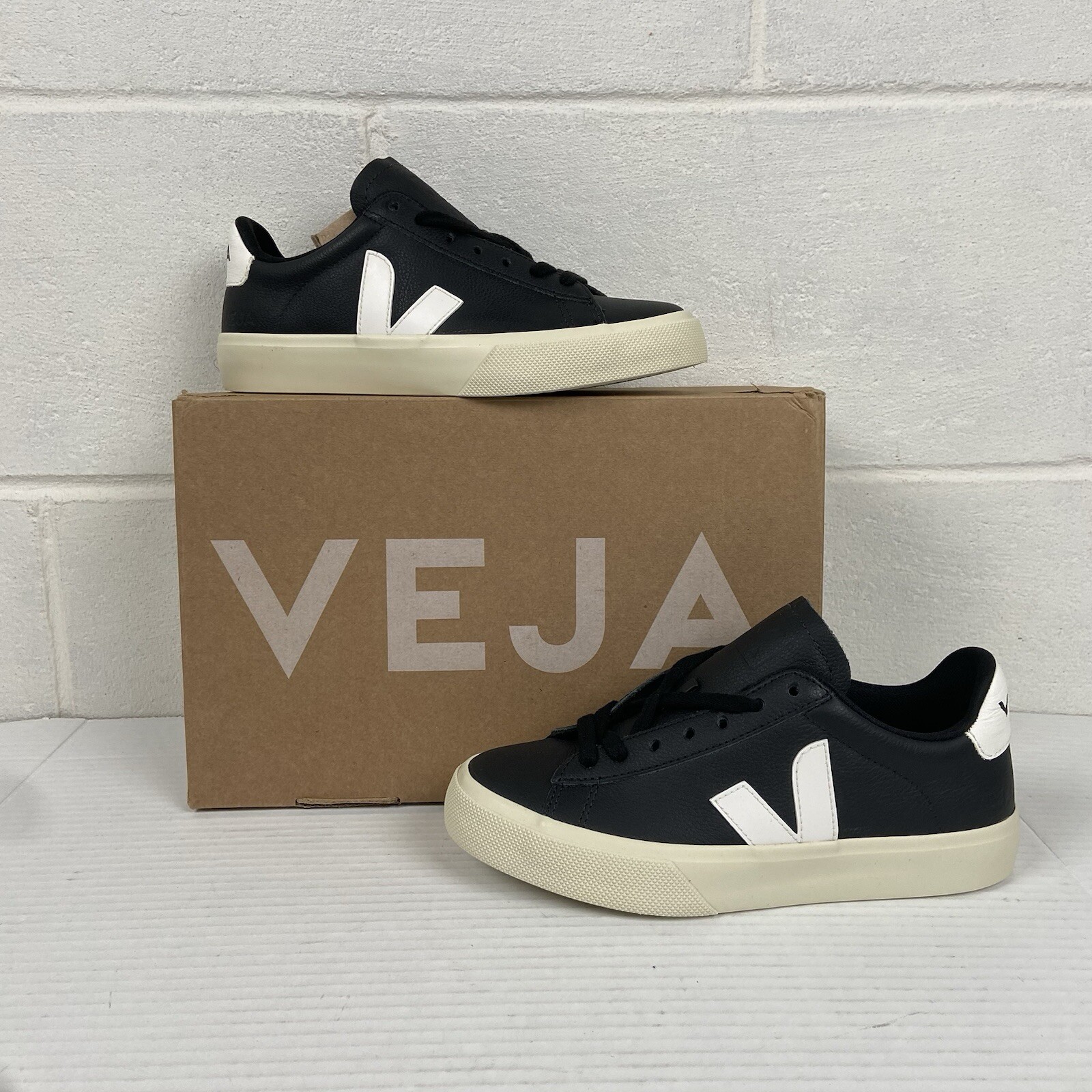 NUEVAS Zapatillas Veja Campo de Cuero Sin Cromo para Mujer CPO501215A370 Negras/Blancas Nuevas en Caja