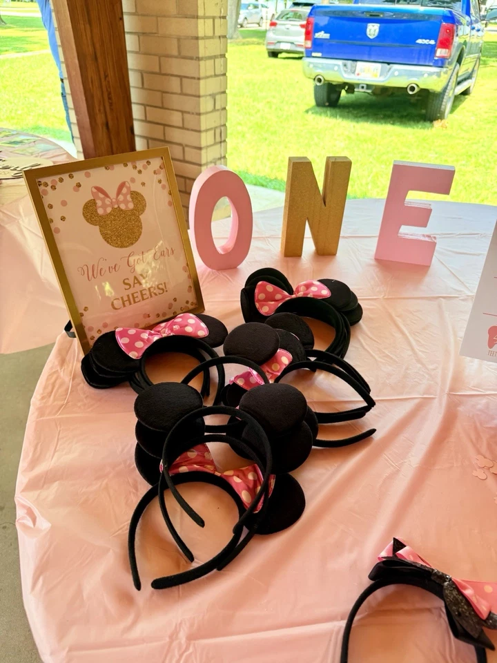 Conjunto de suministros y decoraciones para fiesta de primer cumpleaños de Minnie Mouse Foto 3 de 4