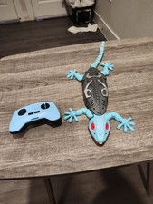 Wall Crawler Gecko - Remote Control Lizard with LED Eyes Climbs Walls Blue 