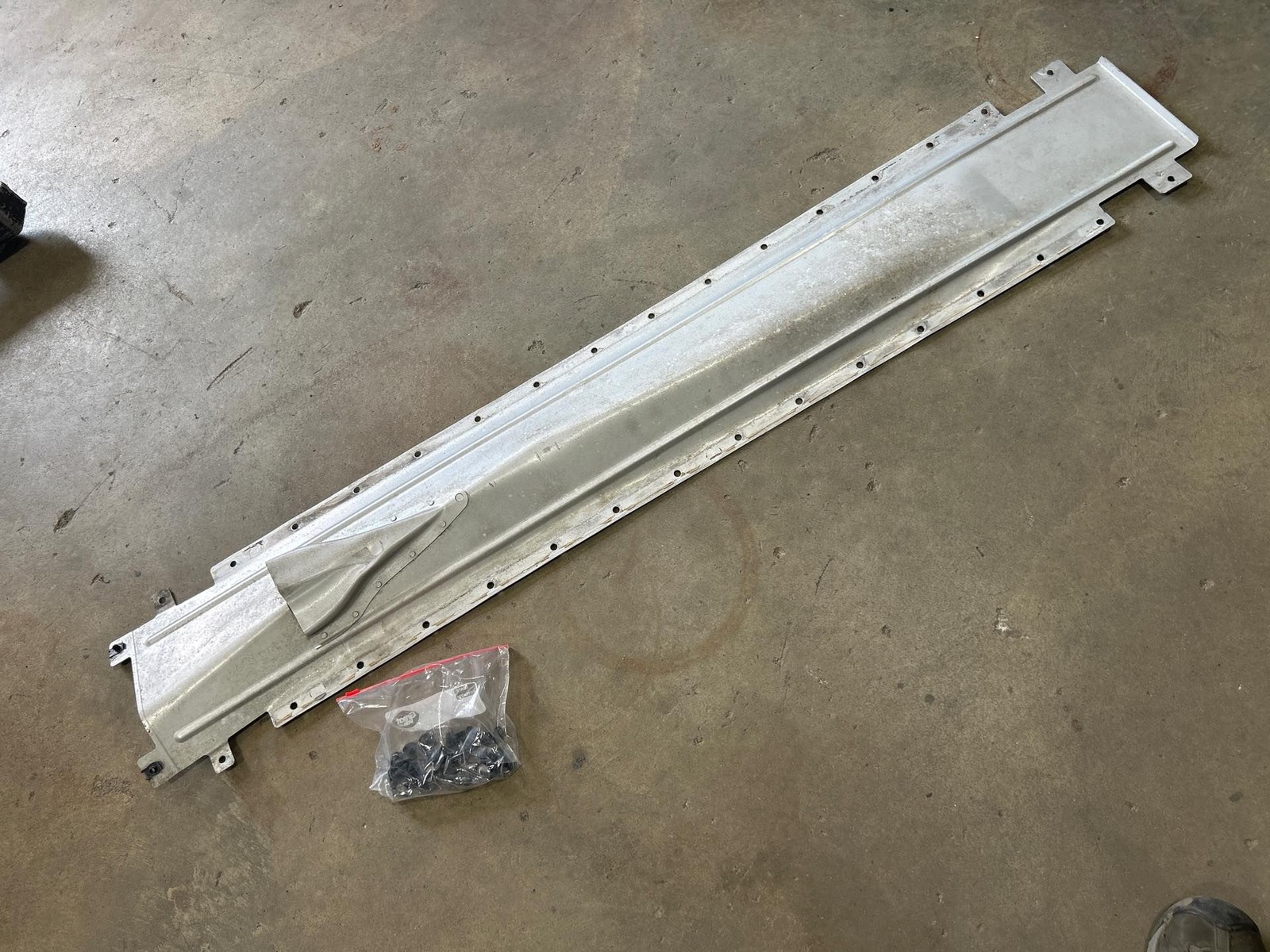 420825102 2008-2015 AUDI R8 UNDERCARRIAGE CENTER TUNNEL SKID PLATE PAN (MK)