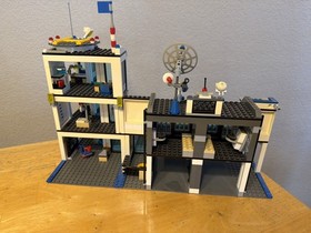 Lego City Police Station 7498 - 100% Complete  w/ Manual & Minifigs