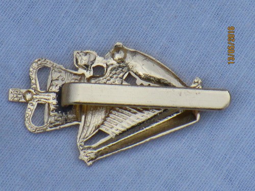 Regimiento de Defensa del Ulster, UDR, aluminio anodizado Staybright, Capbadge, 1970-1992 - Imagen 2 de 2
