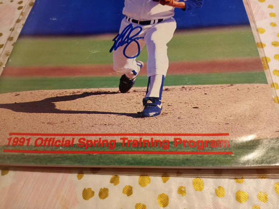 Anuario Autógrafo Oficial Entrenamiento Primavera 1991 Firmado por Nolan Ryan. Foto 3 de 4