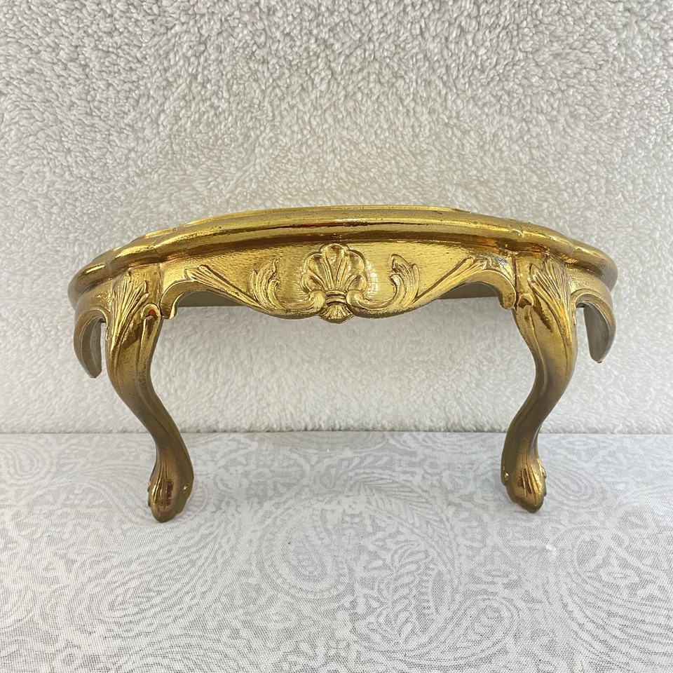 Estante con soporte de pared de madera dorada dorada de finales del siglo XX con detalle de vieira EE. UU. Foto 2 de 4