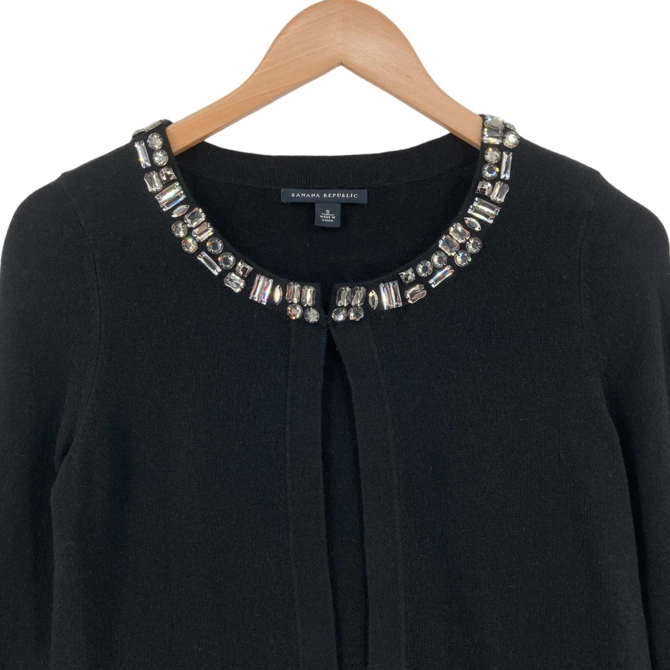 Cardigã suéter feminino Banana Republic pequeno preto malha frisada frente aberta - Imagem 4 de 4