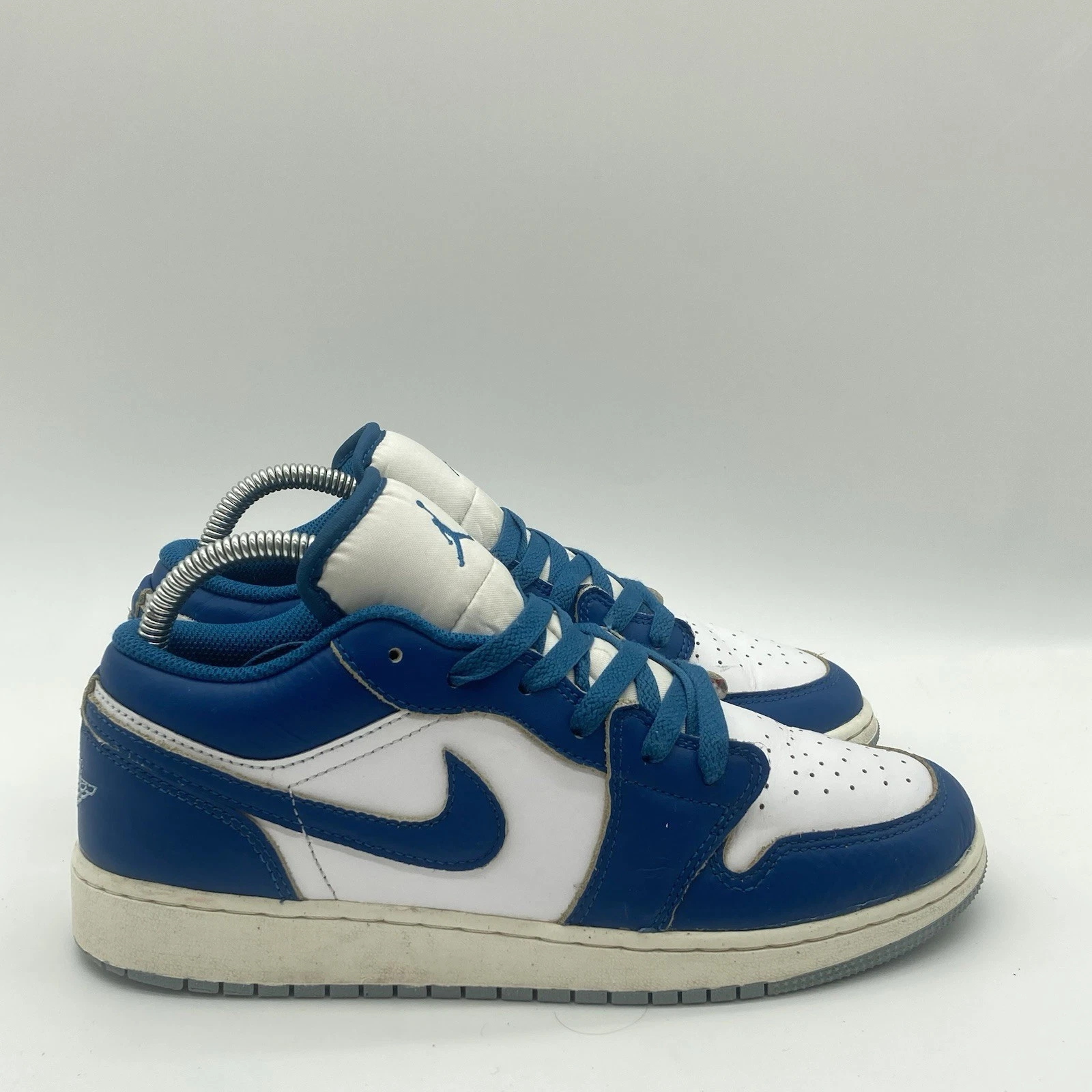 Scarpe da ginnastica Big Kids 7Y Air Jordan 1 Low SE bianco blu industriale (FN9137 141)
