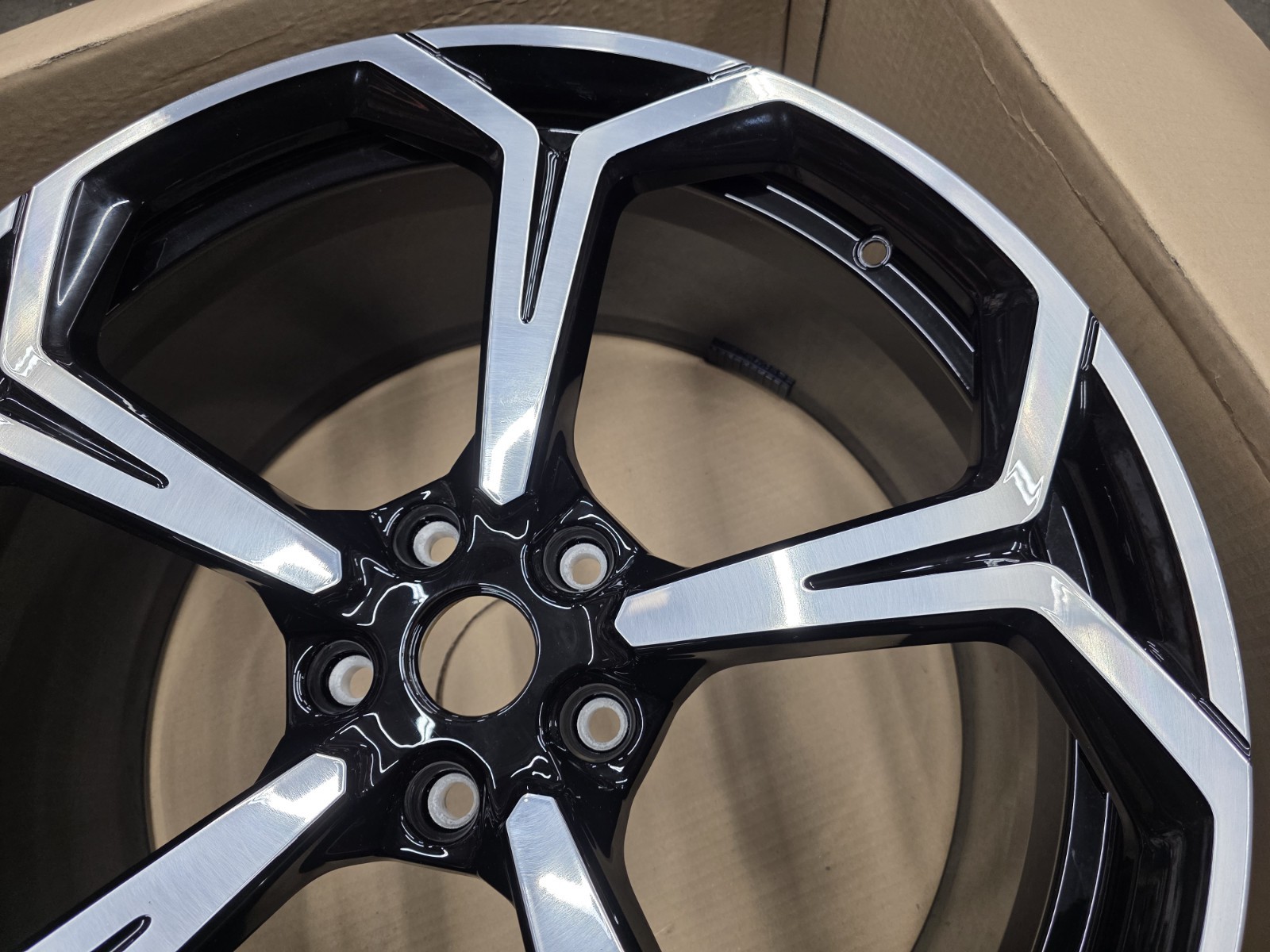 LAMBORGHINI URUS 22" FRONT WHEEL RIM OEM 4ML601025P 10x22