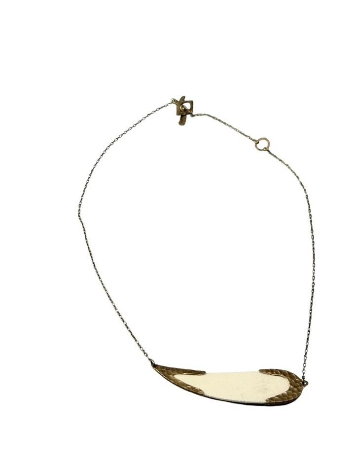 Colar de penas de bronze martelado Holly Yashi - Joias artesanais de resina - Imagem 2 de 4