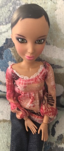 2009 Spin Master LIV Doll KATIE Brunette Green Eyes Articulated Fashion Doll - Picture 2 of 5