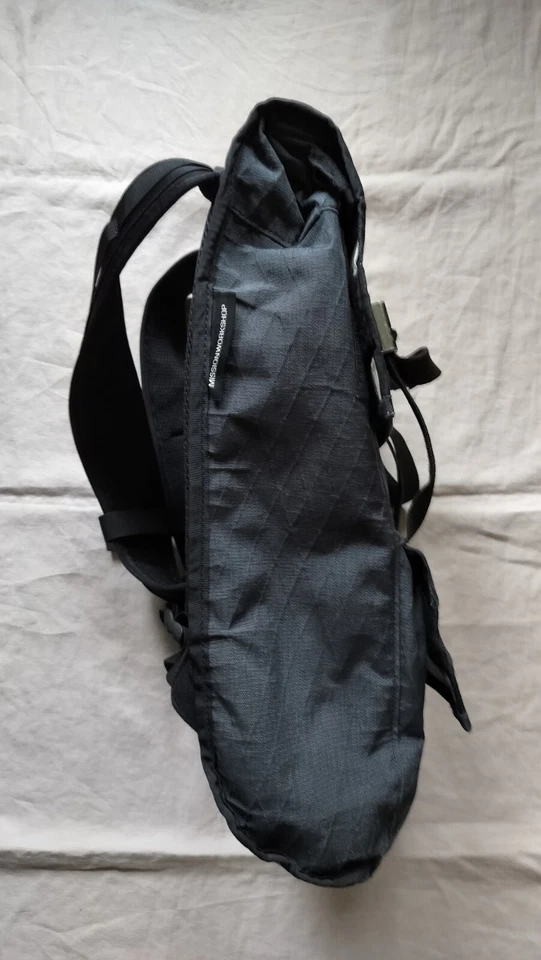 Mochila Mission Workshop Sanction AP 20L MUITO BOA, cinza com interior branco - Imagem 4 de 4