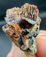 Cristallo Vesuvianite raro 24 carati con bella crescita-Shalman Valley Pakistan