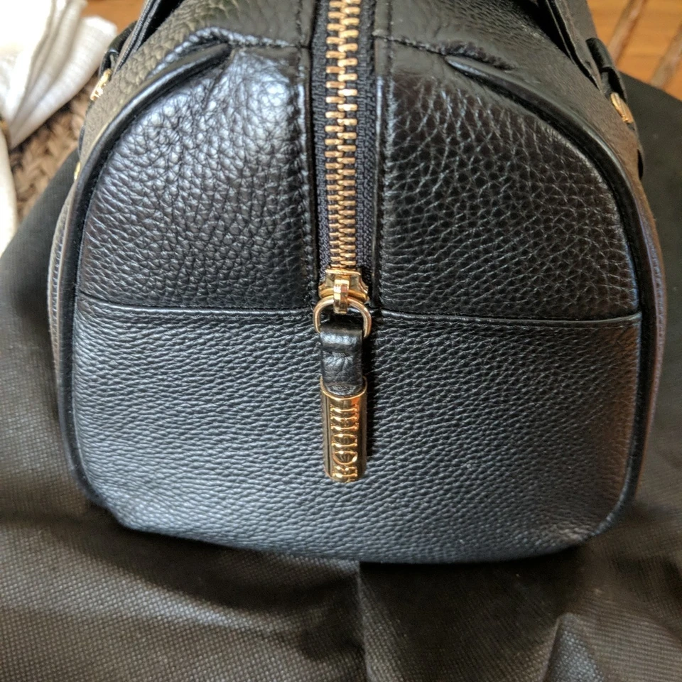 Bolso de mano Bodhi de cuero granulado negro con 2 asas dorado con tachuelas Foto 3 de 4