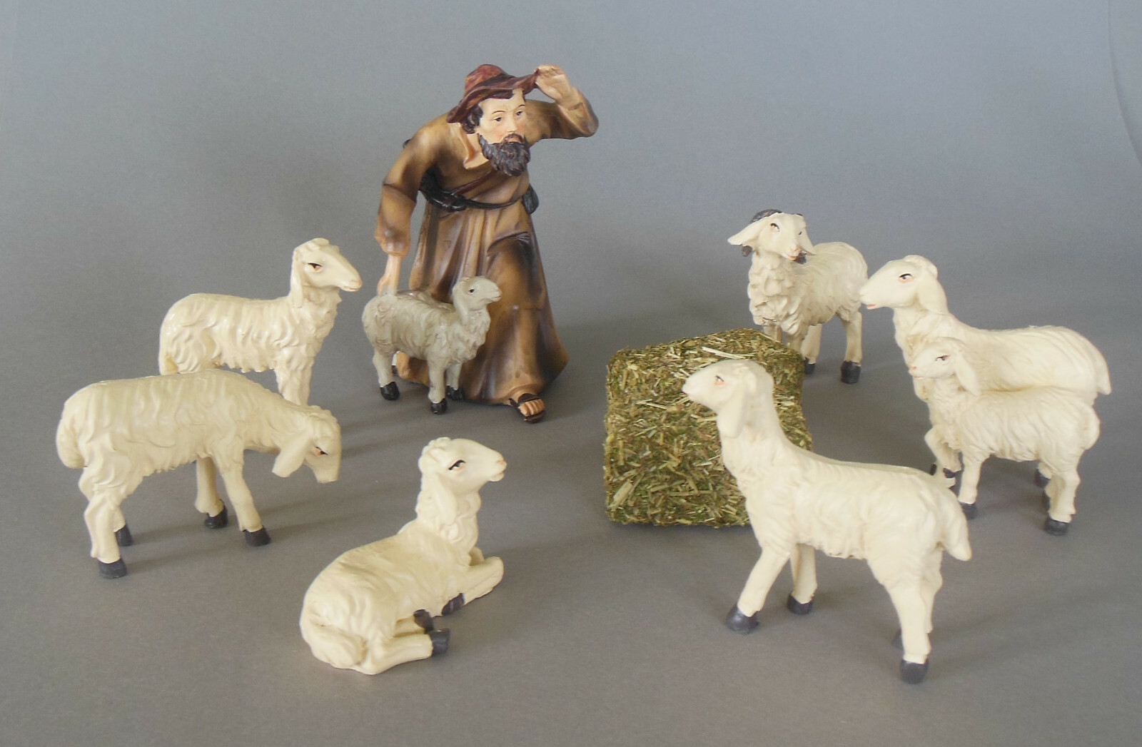 Thumbnail - Hirte Mit Hut U. Schaf + 6 Schafe + 2 Heuballen Für Figuren Größe 13cm