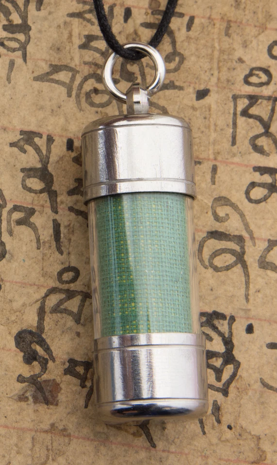 Amulette tibétaine pendentif rouleau mantra prière bouddhiste Tara verte 12B