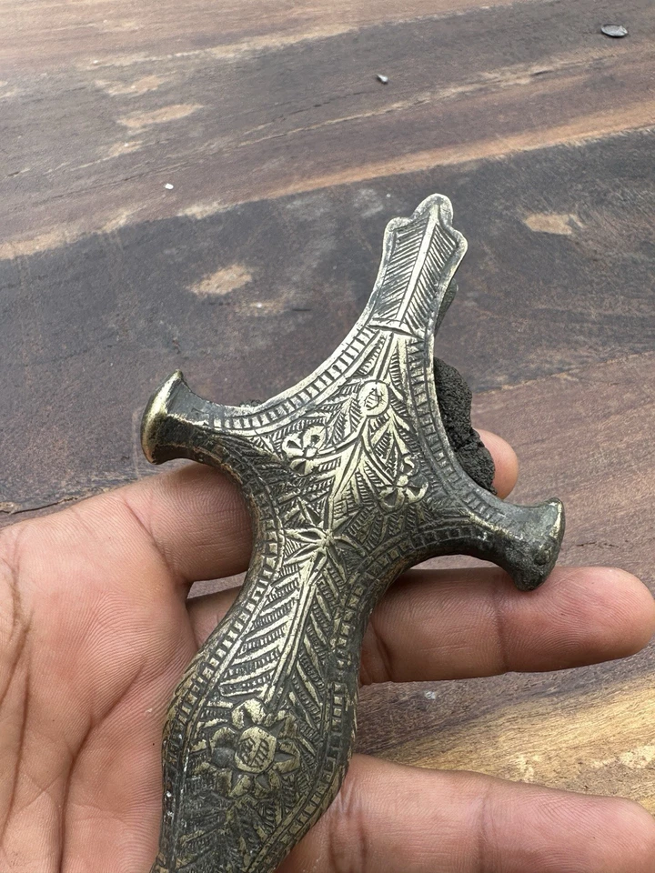 Mango de empuñadura de espada forjado a mano de latón antiguo antiguo Foto 2 de 4