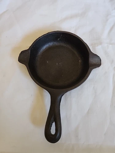 Unmarked Wagner 1050 Cast Iron Mini Skillet / Ashtray