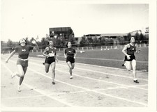 PRESSEFOTO Ca 1937 Fräulein TESTONI Siegerin der 80 M Leichtathletik Frankreich - Italien