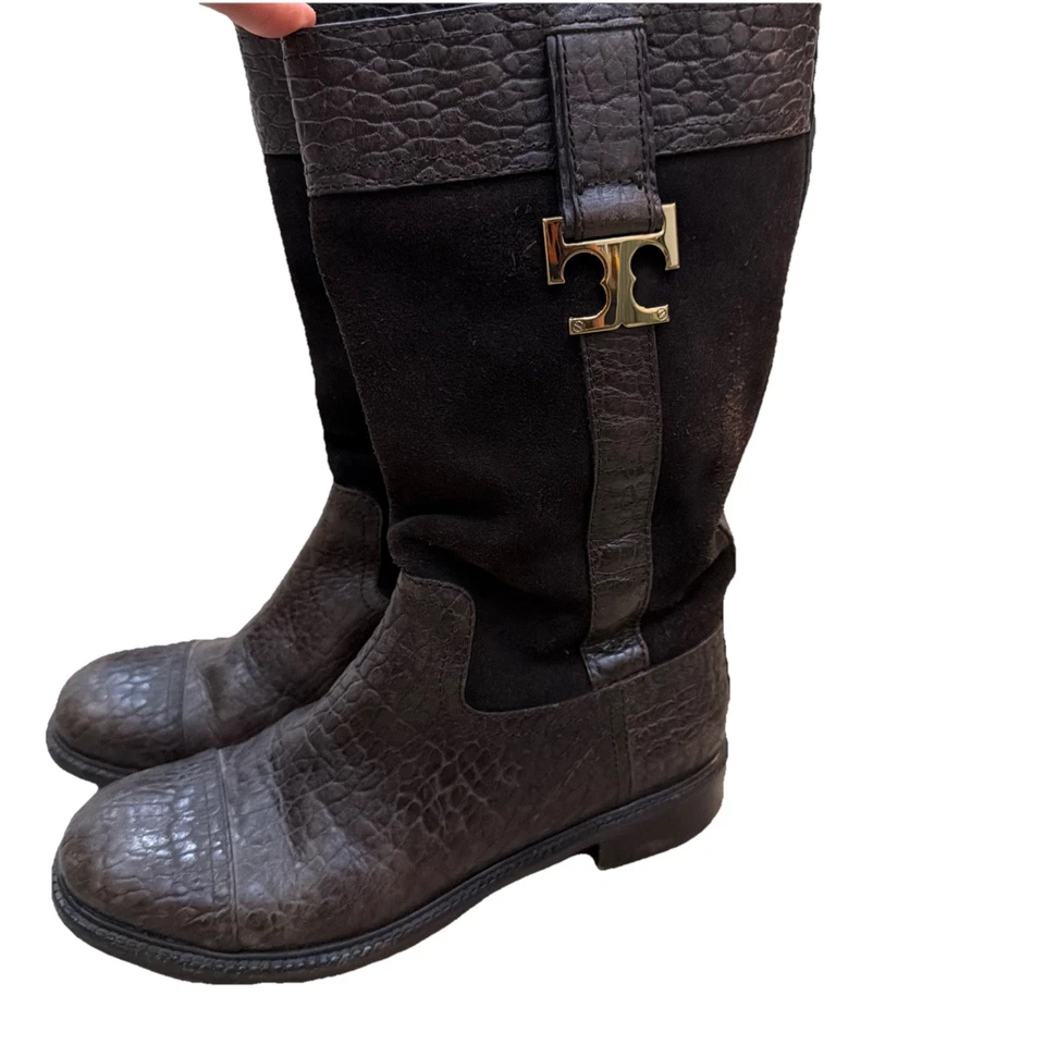 Botas Tory Burch Corey Marrón Logo Gamuza y Cuero Texturizado Media Pantorrilla Precio de venta sugerido por el fabricante $500+! Foto 2 de 4
