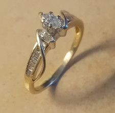 Bague or jaune/blanc 14K .. 3.61g  3 diamants marquises  8+8 baguettes taille 60