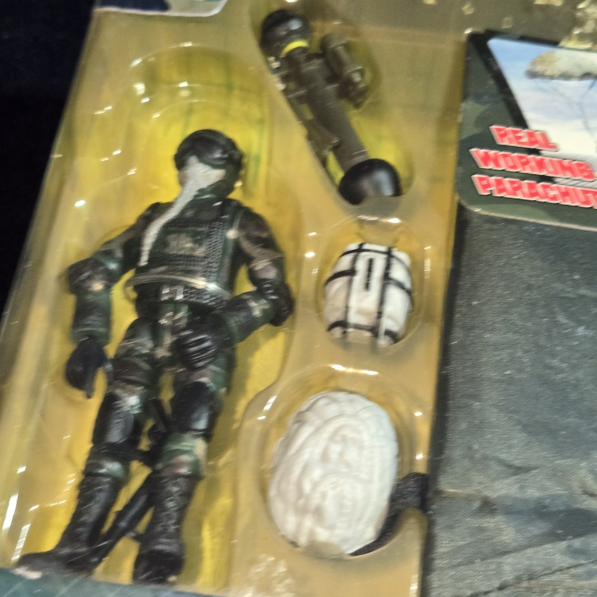 Power Team Elite Parachute Jumper World Peacekeepers M&C toy