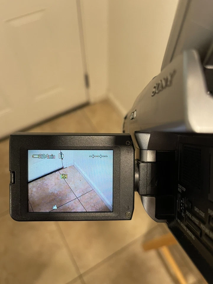 Sony Handycam DCR-TRV103 Digital-8 Camcorder Parts Or Repair (read description) - Image 2 of 4