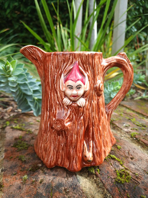 Vintage Retro MCM Kitsch Pixie Elfe Hase Baumstamm Krug 11 cm hoch unbeschriftet