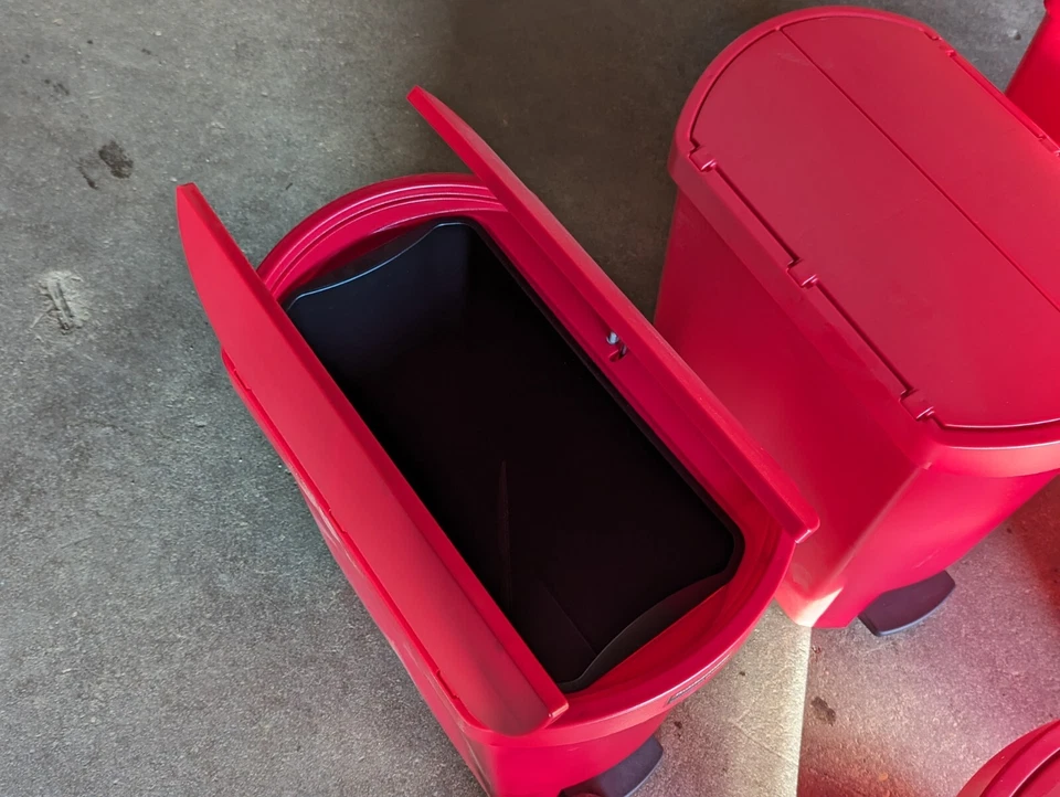 Rubbermaid 1883565 Slim Jim red resin 30L/8gal plastic step-on container - Image 3 of 4