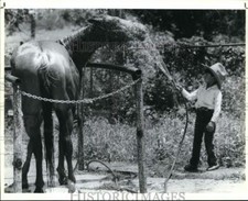 1990 Press Photo Daniel Castro washing his horse at the Charreada