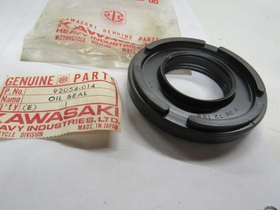 Kawasaki NOS Nuovo 92054-020 Guarnizione Dell'Albero Motore H2 Mach IV Kawasaki NOS Nuovo 92054-020 Guarnizione Dell'Albero Motore H2 Mach IV