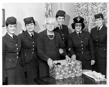 Vintage Military Photo Women's WRAF RAF Warrant Officer With Cadets Air Force