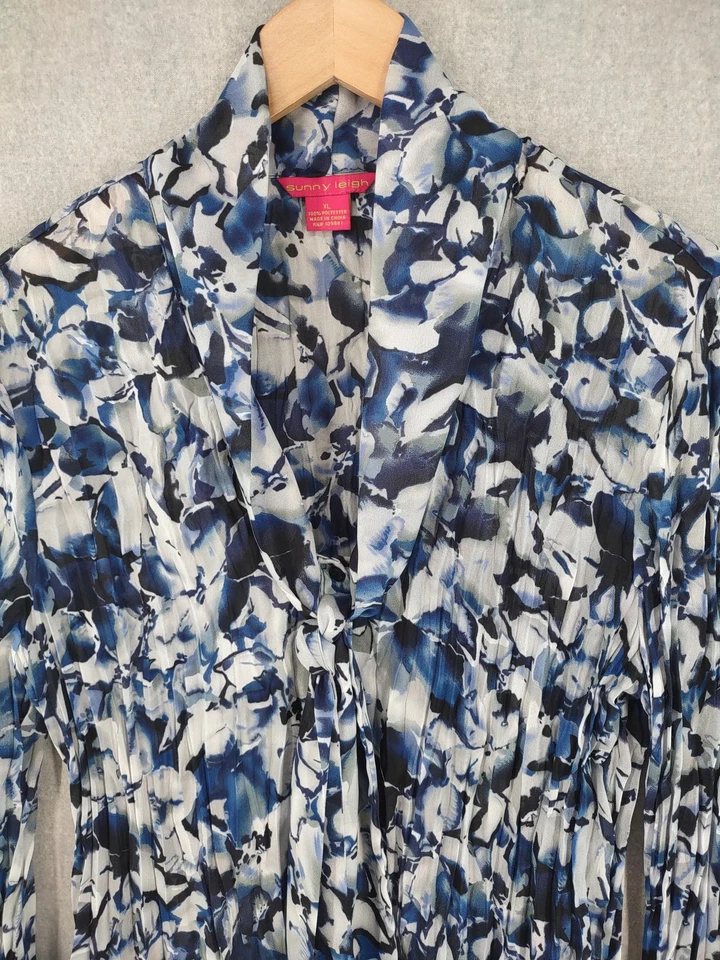 Blusa Sunny Leigh Mujer XL Azul Blanco Plisada Floral Corbata Frontal Manga Campana Foto 3 de 4