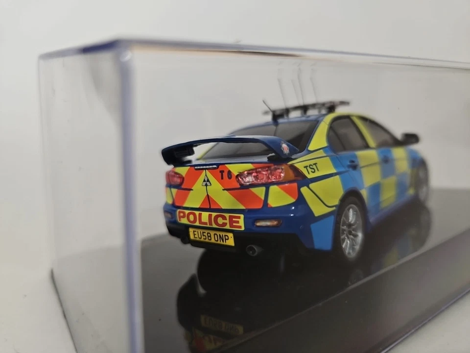 IXO Mitsubishi Lancer EVO X Policía del Reino Unido 2008 azul con Battenburg 1:43 diecast Foto 3 de 4