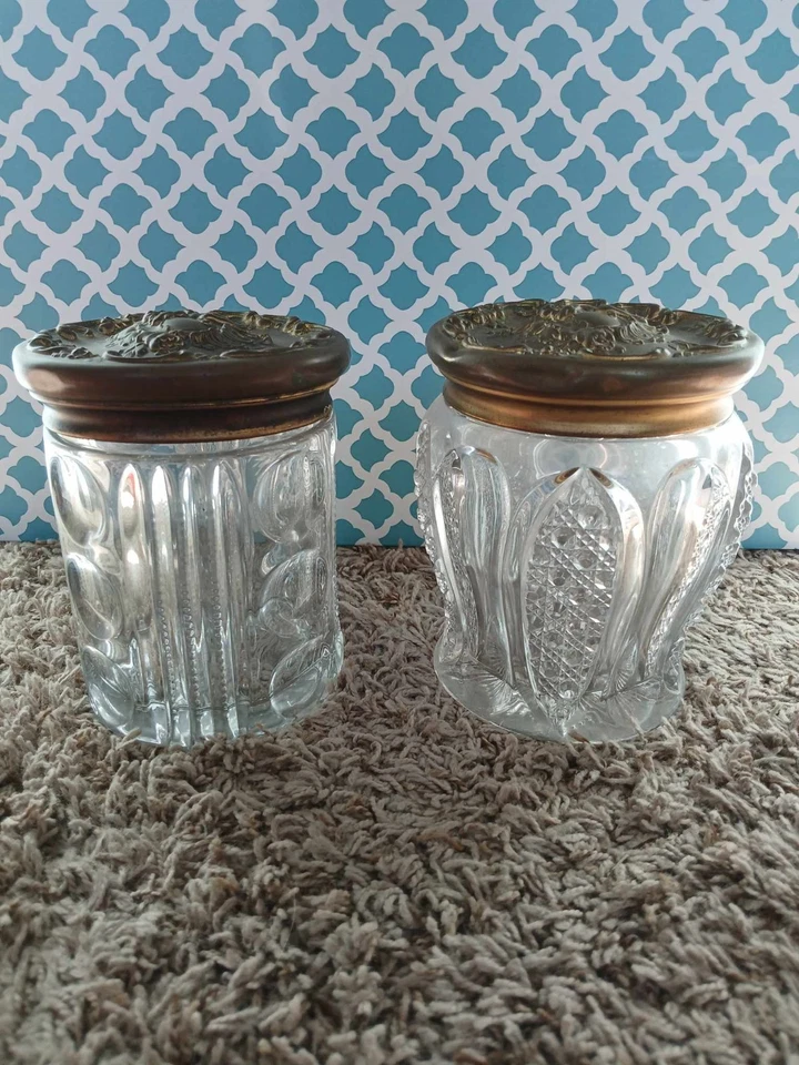 Tarros antiguos de mediados del siglo XX con tapas de querubín con placa de plata ornamentada Foto 2 de 3