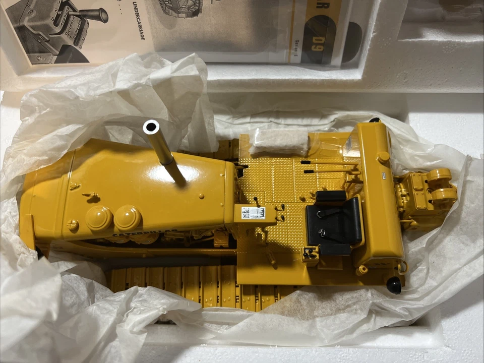 Caterpillar D9 Series E Dozer with NO 29 Cable Control First Gear/ACMOC 1:25 - Image 4 of 4