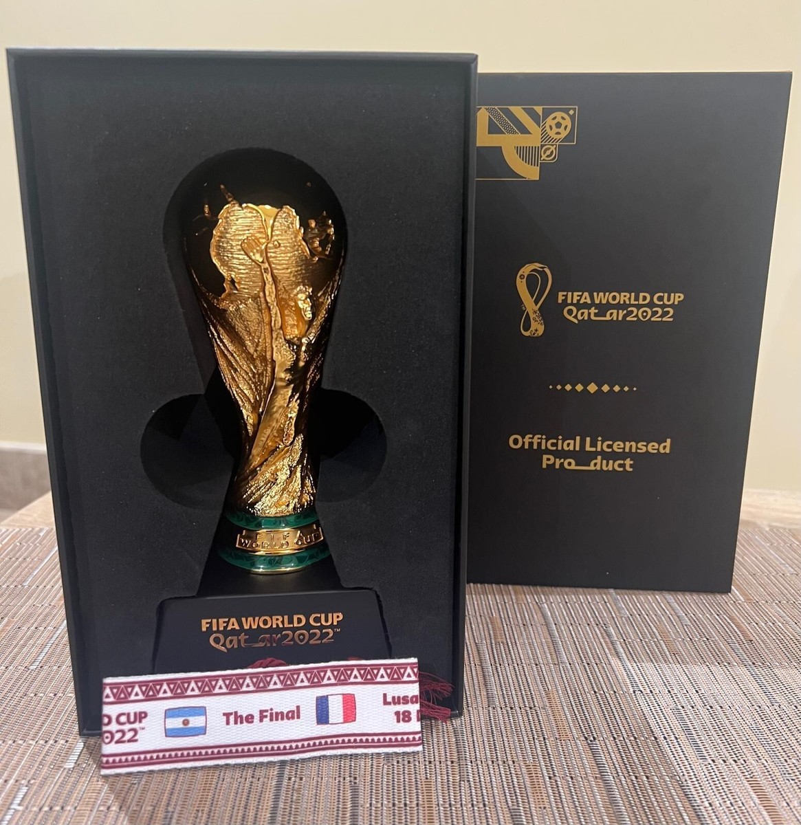 FIFA WORLD CUP 2022 カタール　ショール　おまけ付き　匿名配送 FIFA world cup Qatar 2022 Official Licensed 19 cm Trophy