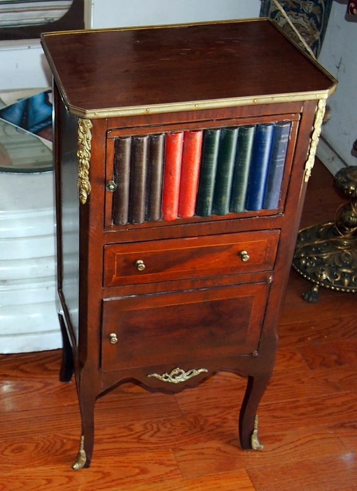 PAR MESITA DE NOCHE PRECIOSO MOTIVO DE LIBROS CON ORMOLO Y MADERA 3 NIVELES H=31 3/8" Foto 3 de 4