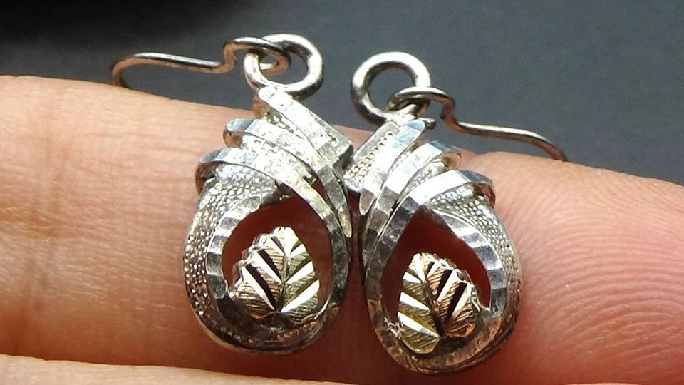 Pendientes colgantes de oro Black Hills, Coleman Co de plata de ley y oro de 12 k Foto 2 de 4