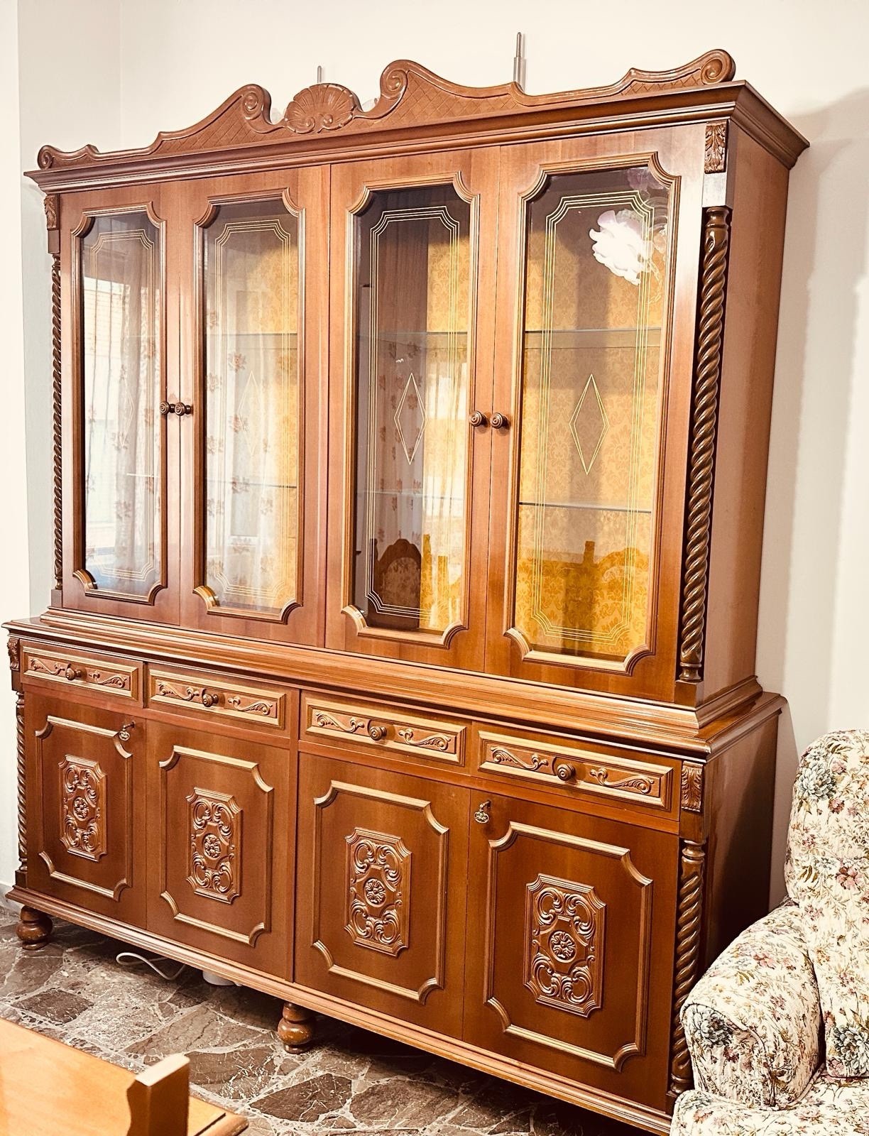 Credenza vetrina marrone in legno e vetro, 7 ante con cerniera e 4 cassetti