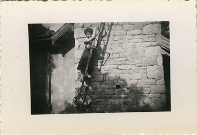 OLD PHOTO - VINTAGE SNAPSHOT - CURIOSITY WOMAN SCALE WALL FUNNY 1948