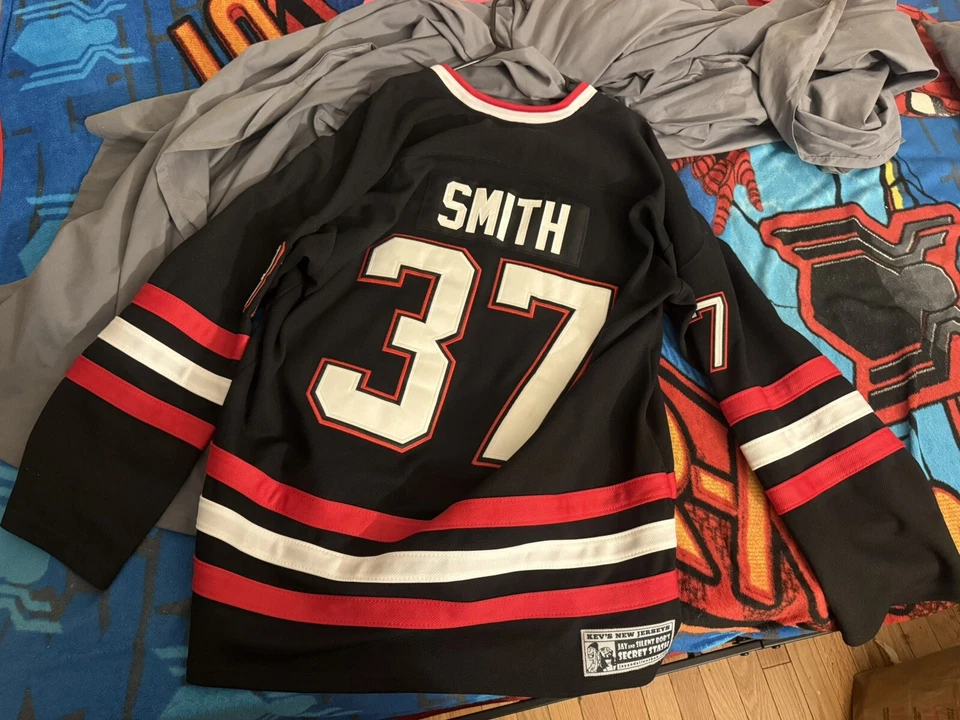 Camiseta de hóquei vintage preta/vermelha/branca Kevin Smith #37 XL/54 masculina FatMan no Batman - Imagem 4 de 4