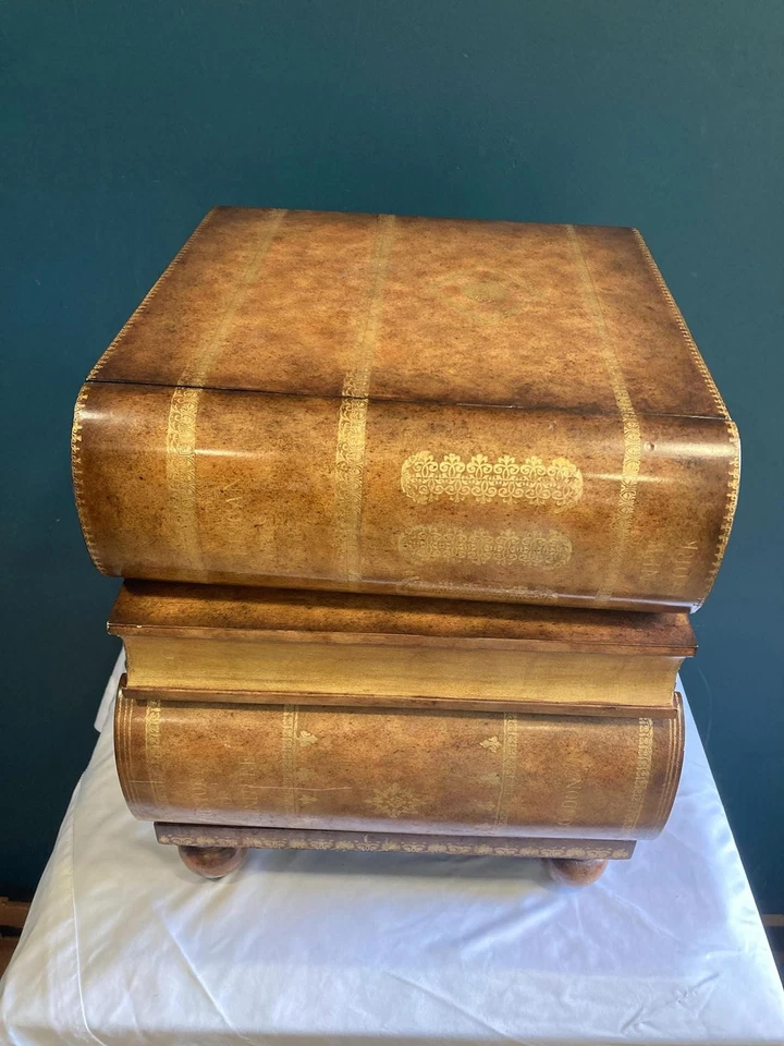 Mesa auxiliar de libros apilados Maitland-Smith Foto 2 de 4