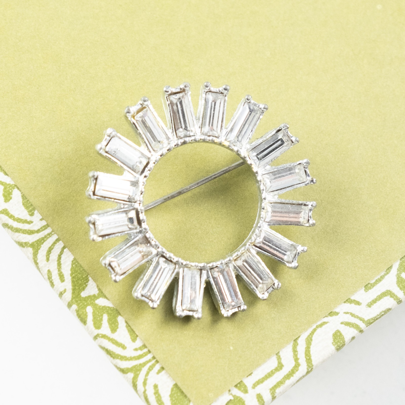 VTG Clear rhinestone rectangle shape set radially… - image 1