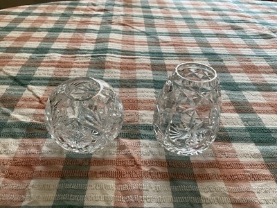 Zwei kleine Bleikristall geschliffenes Glas Posy Vasen, 9 cm & 7 cm hoch, 7 cm & 8 cm Durchmesser