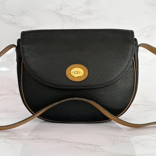 Sac bandoulière Christian Dior en cuir noir avec logo CD vintage occasion