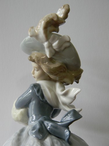 Lladro NAO Daisa 1985 Elegant Victorian Lady Wearing Feather Hat & Hand Muff - Picture 10 of 22