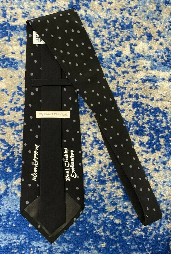 Corbata de seda pintada a mano a lunares gris negra exclusiva de Robert Daskal EE. UU. Foto 3 de 4