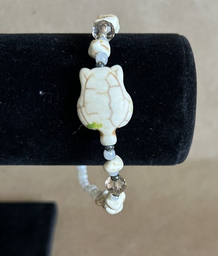 Cat head Magnesite pendant bracelet with white beads , magnesite chips